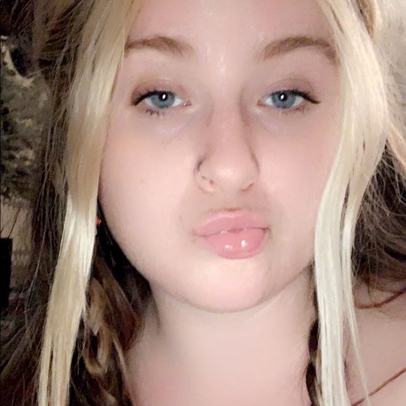 Meet your Posher, Alyssa - Picture 1 of 1